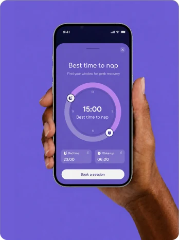 A hand holding a phone showing the 15:00 best-time-to-nap dial